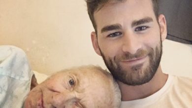 Photo of 31-year-old invites elderly neighbor to move in with him