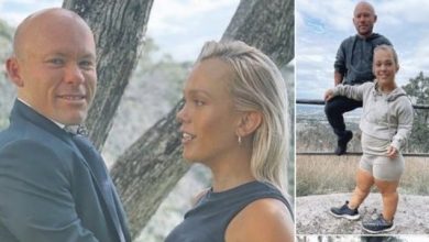 Photo of Despite the danger: Woman with dwarfism poses proudly with her baby bump on the beach