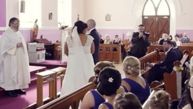 Photo of Wedding is stopped by a voice at the back of the church – then bride turns around and bursts into tears – Daily Stories