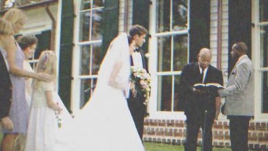 Photo of Groom’s Mom Kicks Out Bride’s Poorly-Dressed Parents at Wedding, She Barely Recognizes Them Later