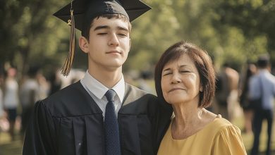 Photo of Ashamed of His Mom’s Appearance, He Left Her Behind — But Life Taught Him a Painful Lesson