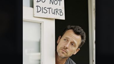 Photo of Every Time I Ask for Kid Help, My Husband Posts a “Do Not Disturb” Sign