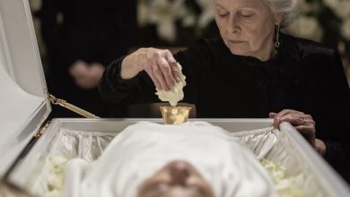 Photo of During my grandmother’s funeral, I saw my mother slip something into the coffin. When everyone’s attention was elsewhere, I quietly retrieved it—and later learned exactly what it was.