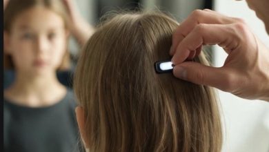 Photo of My 12-year-old daughter kept insisting there was a sharp pain behind her neck, so I took her to the salon. As the stylist worked on her hair, she suddenly froze and whispered, “Ma’am… something is wrong.” I caught her eyes in the mirror and felt myself turn cold. Minutes later, I was driving straight toward the police station.