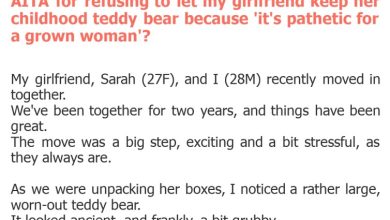Photo of AITA for refusing to let my girlfriend keep her childhood teddy bear because ‘it’s pathetic for a grown woman’?