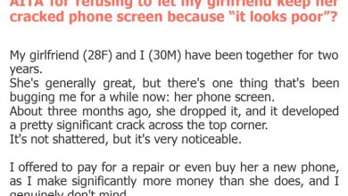 Photo of AITA for refusing to let my girlfriend keep her cracked phone screen because “it looks poor”?